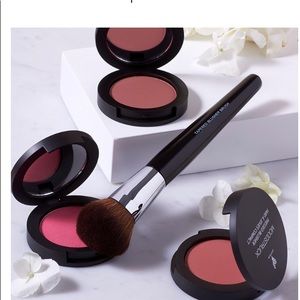 NWT Younique Tapered blusher brush